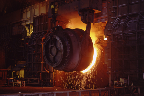 鉄を鋼に進化させる「転炉」