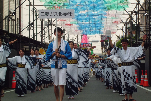 夏：水島港まつり<br>
色とりどりの衣装をまとった踊り手たちで、水島の街が華やぎます。