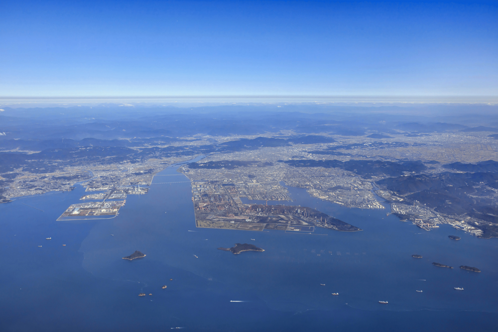 水島コンビナートの空撮（瀬戸内海から北方面を望む）